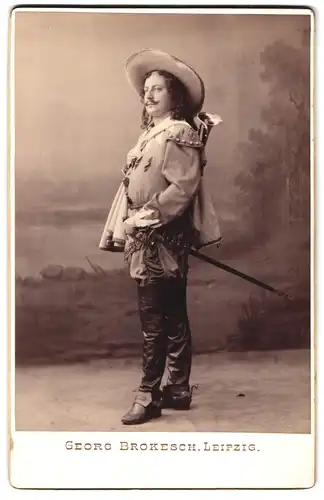 Fotografie Georg Brokesch, Leipzig, Zeitzerstr. 2, Schauspieler im Bühnenkostüm als Trompeter von Säckingen