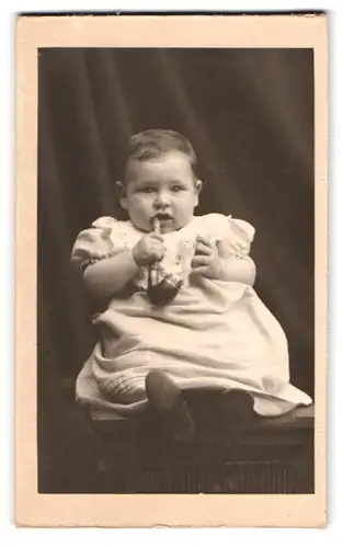 Fotografie unbekannter Fotograf und Ort, niedliches Baby mit Pfeife