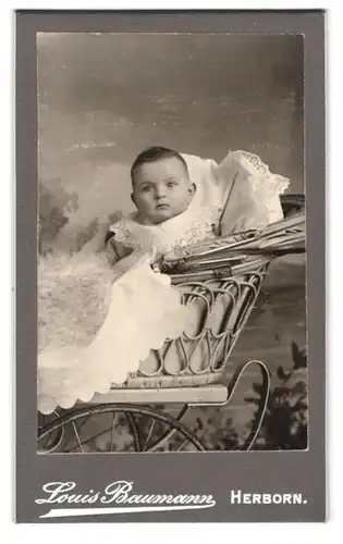 Fotografie Louis Baumann, Herborn, Baby im Kinderwagen sitzend