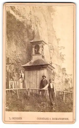 Fotografie L. Gerber, Romanshorn, Ansicht Wildkirchli, Tagesbesucher an der kleinen Kapelle mit Glocke & Kruzifix