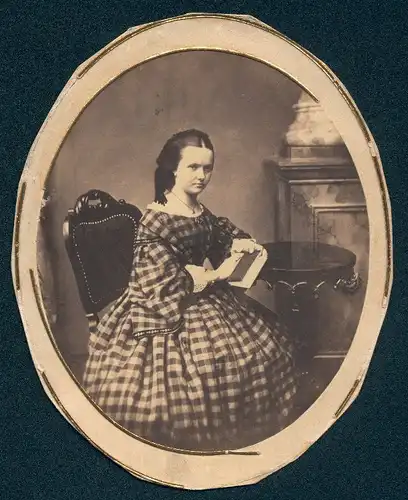 Fotografie M.E. Anschütz, Meiningen, Portrait hübsches brünettes Mädchen im Kleid mit Karomuster