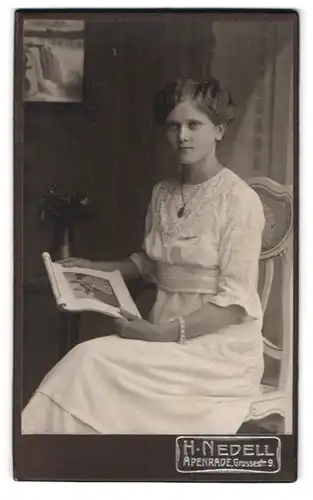 Fotografie H. Nedell, Apenrade, Grossestr. 9, Portrait hübsche junge Frau im weissen Kleid mit Gründerzeit Frisur