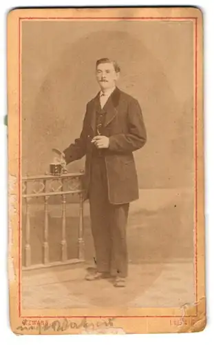 Fotografie G. Zwarg, Leipzig, Kl. Fleischergasse 13, Portrait HErr im Anzug mit Schwarzbierkrug udn Zigarre