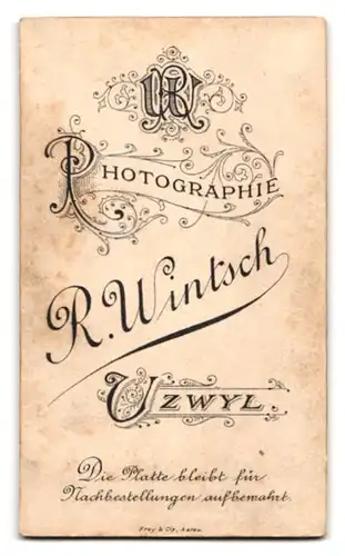 Fotografie R. Wintsch, Uzwil, Portrait schweizer Turner im Dress mit Aufnähern auf der Scherpe