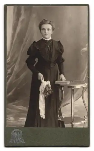 Fotografie Hermann Tietz, Berlin, Alexanderplatz, Portrait Frauenkopf im Jugendstil mit floraler Umrandung