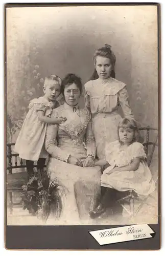 Fotografie Wilhelm Stein, Berlin, Chaussee-Str. 66, Portrait Mutter mit drei Töchtern in weissen Kleidern, Mutterglück