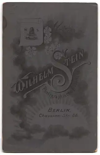 Fotografie Wilhelm Stein, Berlin, Chaussee-Str. 66, Portrait Mutter mit drei Töchtern in weissen Kleidern, Mutterglück