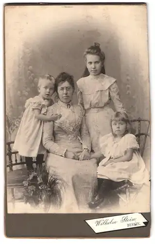 Fotografie Wilhelm Stein, Berlin, Chaussee-Str. 66, Portrait Mutter mit Zwicker Brille und drei Töchter, Mutterglück