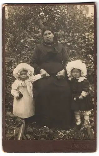 Fotografie A. Bertsch, Stuttgart-Cannstatt, Portrait Mutter mit ihren zwei Töchtern im Garten, Mutterglück
