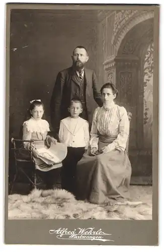 Fotografie Alfred Wehrle, Furtwangen, Portrait Mutter und Vater mit zwei Kindern im Atelier, Mutterglück