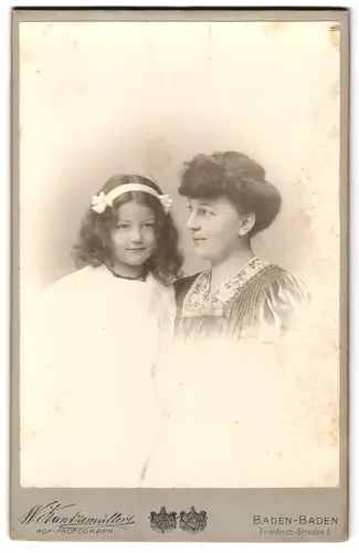 Fotografie W. Kuntzemüller, Baden-Baden, Friedrich-Str. 1, Portrait Mutter und Tochter im Atelier, Mutterglück