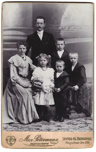 Fotografie Max Petermann, Leipzig, Plagwitzer-Str. 72a, Portrait Eltern mit ihren vier Kindern im Atelier, Mutterglück