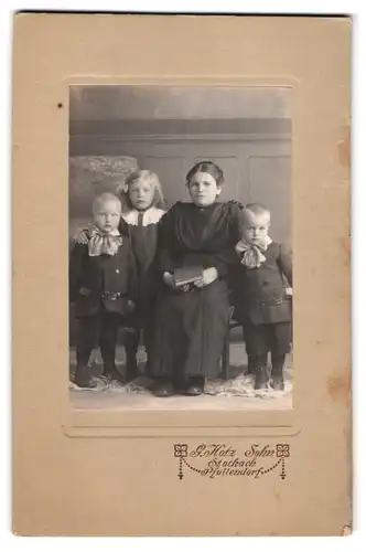 Fotografie G. Hotz Sohn, Stockach, Portrait kleine Mutter mit ihren zwei Kindern im Atelier, Mutterglück