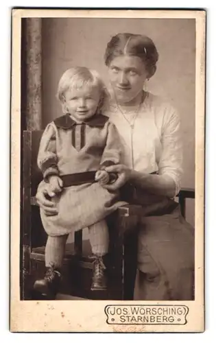 Fotografie Jos. Wörsching, Starnberg, Portrait Mutter in weisser Bluse mit Tochter im Kleidchen, Mutterglück