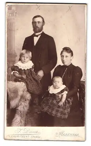 Fotografie J. Duus, Apenrade, Portrait dänsiche Eltern mit zwei kleinen Töchtern in karierten Kleidern, Mutterglück