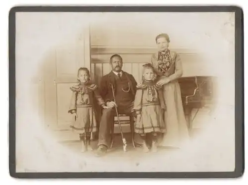 Fotografie unbekannter Fotograf und Ort, Portrait Mutter und Vater mit zwei Töchtern im Atelier, Mutterglück