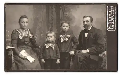 Fotografie H. Nedell, Apenrade, Grossestr. 9, Portrait Eltern mit zwei Söhnen im Atelier, Mutterglück