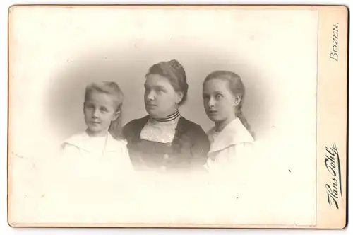 Fotografie Hans Dohl, Bozen, Obstplatz 6, Portrait Mutter mit zwei Töchtern im Biedermeierkleid, Mutterglück
