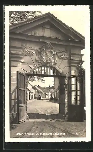 AK Mähr. Kromau, Blick durch das innere Schlosstor