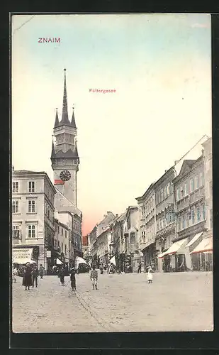 AK Znaim, Füttergasse mit Rathausturm
