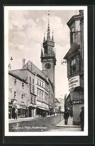 AK Znaim, Einkaufstrasse mit Rathausturm