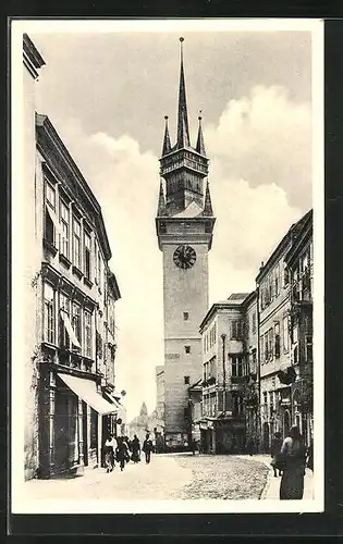 AK Znaim, Füttergasse mit Rathausturm