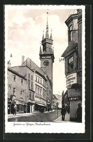 AK Znaim, Lebendige Einkaufspassage mit Rathausturm