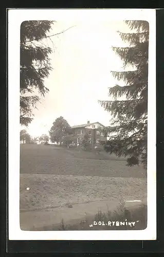 Foto-AK Zábrodi-Dolni-Rybniky, Haus am Hügel vor Berg