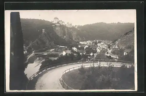 Foto-AK Znaim, Strassenpartie vor dem Ort