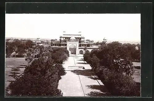 Foto-AK Agra, Platz mit Brunnen vor dem Tempel