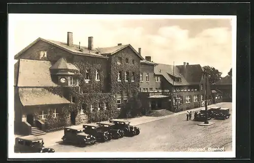 AK Neuwied, Parkende Autos am Bahnhof