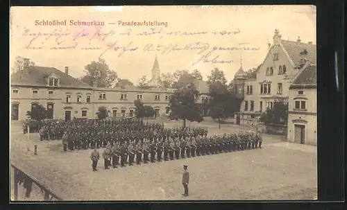 AK Schmorkau, Soldaten in Paradeaufstellung auf dem Schlosshof