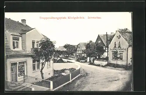 AK Königsbrück bei Schmorkau, Truppenübungsplatz, Strassenpartie mit Geschäften