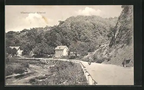 AK Altwied, Wiedbachtal, Uferpromenade am Hang