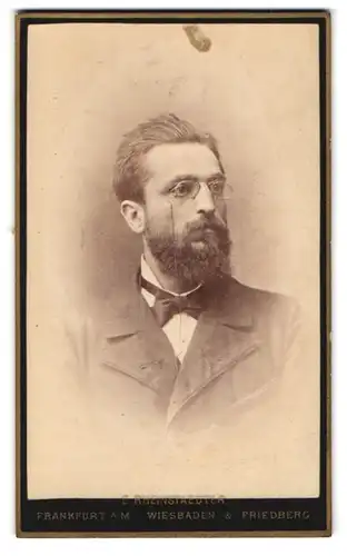 Fotografie E. Rheinstaedter, Frankfurt a. M., Portrait bürgerlicher Herr mit Zwicker und Vollbart