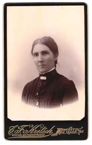 Fotografie C. F. Kretsch, Eltville a. Rh., Schwalbacherstrasse, Portrait junge Dame in zeitgenössischer Kleidung