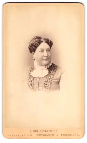 Fotografie E. Rheinstaedter, Frankfurt a. M., Hochstrasse 32, Portrait bürgerliche Dame mit moderner Frisur