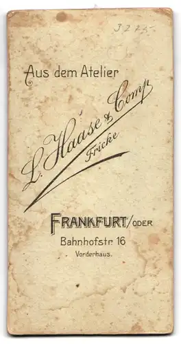 Fotografie L. Haase & Co., Frankfurt a. O., Bahnhofstrasse 16, Junger Gardesoldat mit Portepee und Bajonett