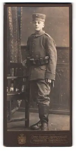 Fotografie Otto Hertel, Freiberg i. S., Erbischestrasse 11, Junger Soldat in Feldgrau mit Magazintaschen am Koppel