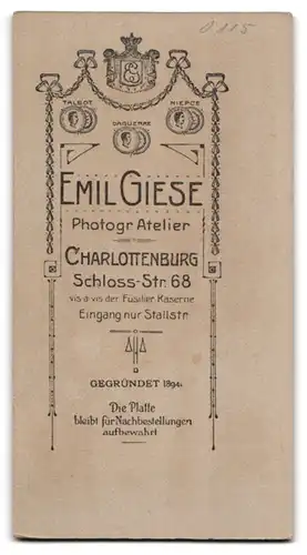 Fotografie Emil Giese, Berlin-Charlottenburg, Schlossstrasse 68, Uffz. der Garde mit Schützenschnur und Bajonett