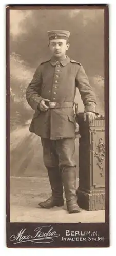 Fotografie Max Fischer, Berlin, Invalidenstrasse 164, Soldat in Feldgrau mit Bajonett