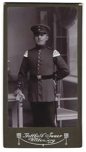 Fotografie Gotthold Sauer, Wittenberg, Junger Soldat des Musikkorps mit Schwalbennestern und Bajonett