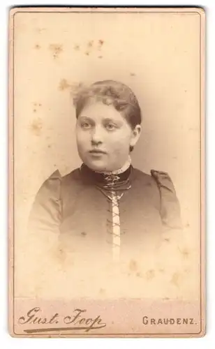 Fotografie Gust Joop, Graudenz, Graben Str. 26, Junge Frau mit gelockten Haaren und Zierkragen