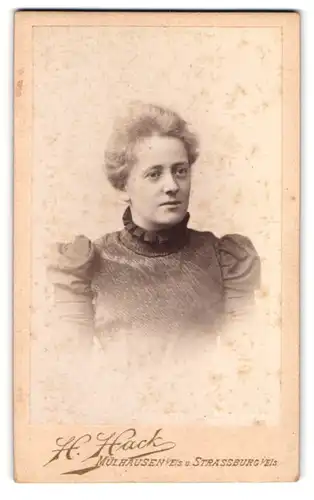 Fotografie H. Hack, Mülhausen, Illzacher-Str.2, Dame mit toupierten Haaren und Kleid mit Puffärmeln