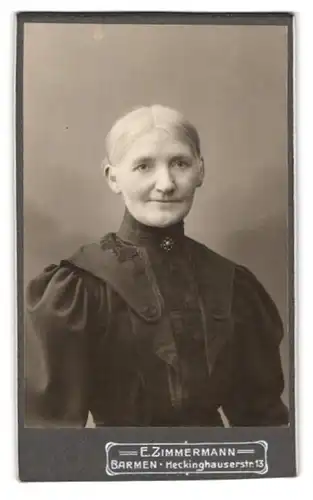 Fotografie E. Zimmermann, Barmen, Heckinghauserstr. 13, Ältere Dame mit weissen Haaren trägt hochgeschlossenes Kleid