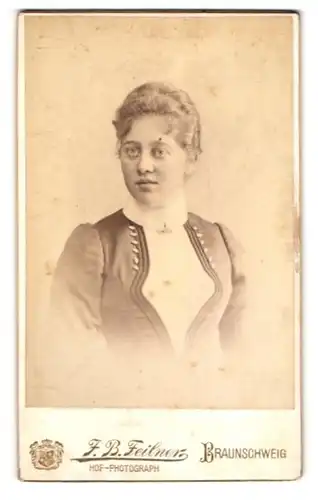Fotografie F. B. Feilner, Braunschweig, Bohlweg 46, Junge Frau mit gelockten Haaren und hellen Augen
