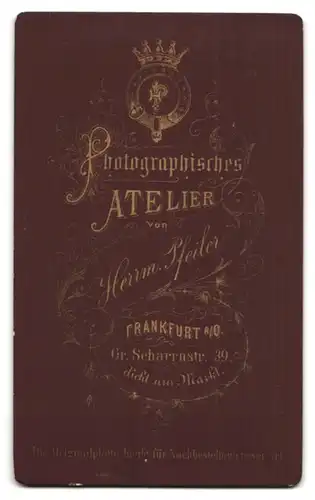 Fotografie Herrm. Pfeiler, Frankfurt / Oder, Gr. Scharnstr. 39, Mann mit Seitenscheitel trägt Zwicker