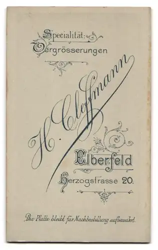 Fotografie H. Cleffmann, Elberfeld, Herzogstrasse 20, Junger Bursche mit weissem Stehkragen und karierter Weste