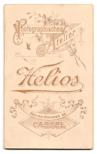 Fotografie atelier Helios, Cassel, Königs-Strasse 22, Dame mit Zwicker lehnt an Mann mit Schnauzbart