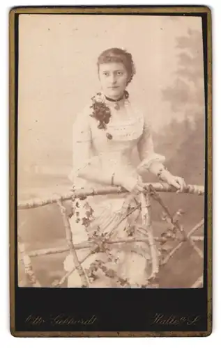 Fotografie Otto Gebhardt, Halle / Saale, Posstrasse 9 / 10, Junge Frau in weissem Kleid posiert in Naturkulisse